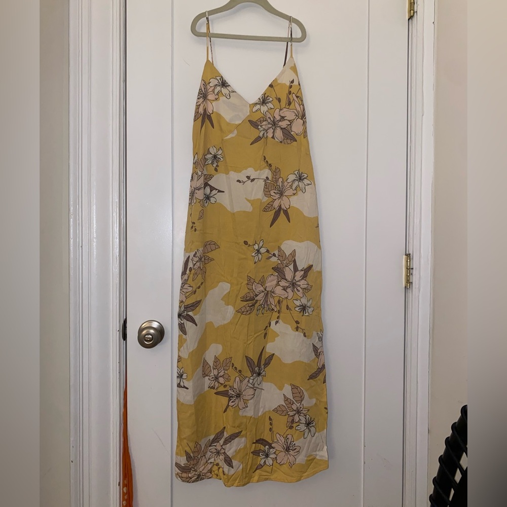 Beautiful floral sundress!